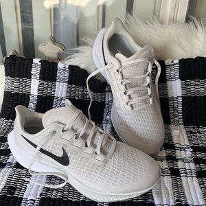Nike Zoom Pegasus white and black size 7